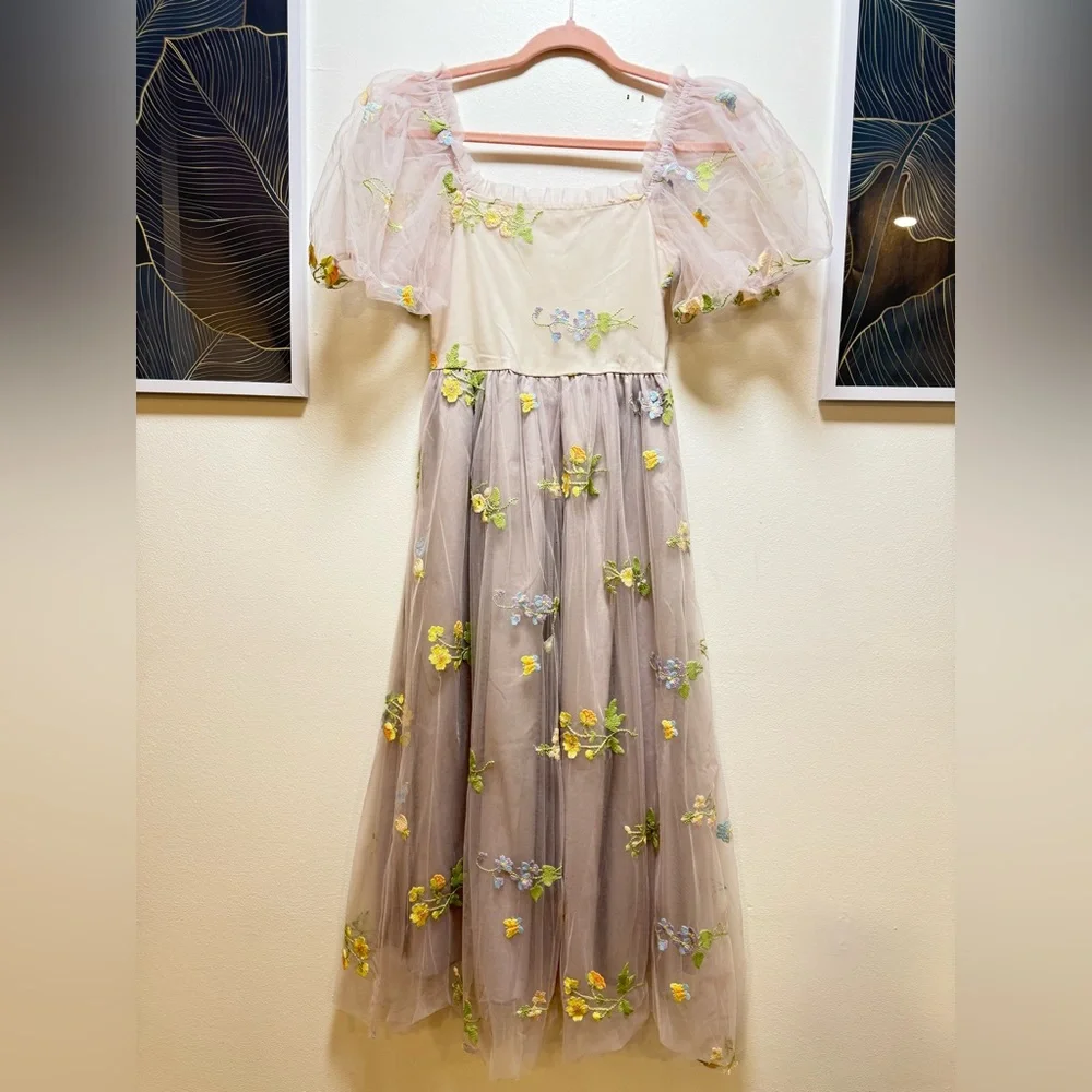Lilac floral embroidered dress. - Picture 4 of 6
